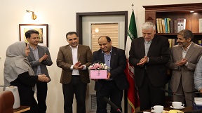 تجلیل از خدمات ماندگار در کتابخانه مرکزی شریف؛ دکتر آزادگان سکان مدیریت را بر عهده گرفت